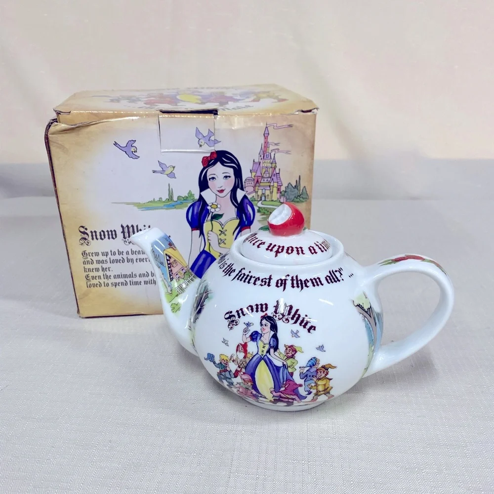 Snow White Teapot by Cardew Design - Picture 1 of 4